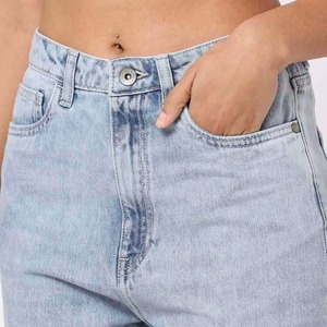 Jeans en denim classiques pour femmes avec un look raffiné et un tissu extensible confortable - Product Image 2