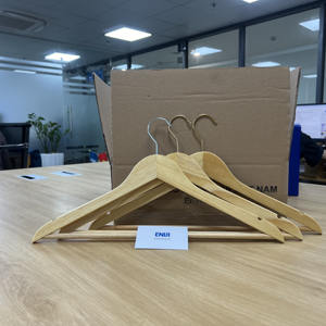 Cintres en bois les plus vendus avec logo personnalisé, cintres de haute qualité de taille standard pour salle de bain et armoire, fabriqués au Vietnam - Product Image 1