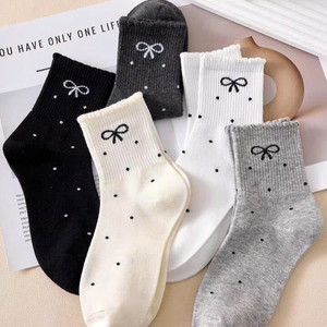 Chaussettes graphiques vintage style streetwear en coton respirant pour usage quotidien, design tendance pour marques de mode, vente en gros et au détail - Product Image 3