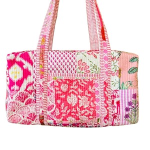Handmade Pink Floral <b>Patchwork</b> Duffel <b>Bag</b> With Zipper Closure Multi-Functional Travel For Women Casual Style Textile Material - Product Image 5