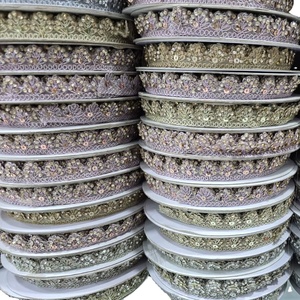 Ribete de Encaje Hecho a Mano con Patrón de Animales Bordados en Colores, Personalizado para Bolsos y Zapatos - Product Image 1