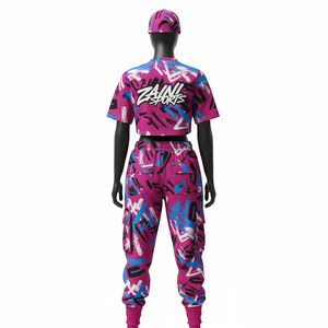 Conjunto de mujer de alta calidad en algodón, poliéster y spandex, con camiseta corta y pantalones deportivos en rosa y azul, estampado urbano, sublimación y logotipo personalizado. - Product Image 3