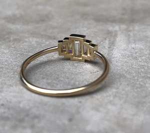 Bague de fiançailles tendance en moissanite taille baguette, or massif 14 carats, minimaliste, avec cinq pierres, cadeau d'anniversaire pour femme - Product Image 3