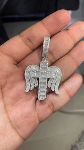 Colgante de Cruz de Plata 925 con Moissanita y Alas, Corte Baguette, Engaste de Canal, Amuleto Religioso, Joyería Unisex - Product Image 6