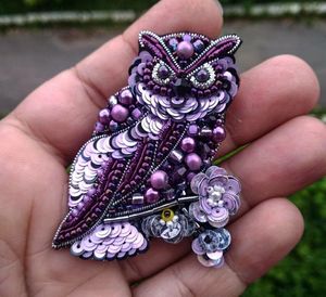Broche sophistiquée brodée de perles, bijoux de créateur faits à la main avec une finition de qualité supérieure, broderie artisanale de luxe - Product Image 3