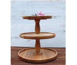 Soporte de madera simple para exhibir pasteles en la encimera de la cocina con un aspecto de madera limpio y una base estable. - Product Image 1