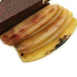 Peigne à cheveux en corne de vache fait main, écologique et personnalisé, design moderne, forme naturelle pour femmes - Cadeau d'affaires, décoration d'intérieur - Product Image 6