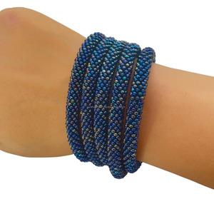 Bracelet à breloques en perles de rocaille irisées, fait main, perles de culture d'eau de mer, bijoux extensibles, design luxueux et coloré, cadeau personnalisé - Product Image 5