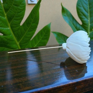 Flores de Madera Sola VADEE, Hechas a Mano, Sostenibles, Color Marfil, Simétricas, de 8.5 CM, con Varilla de Fibra de Planta Sesbania de Tailandia - Product Image 6