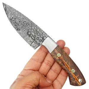 มีดสกินนิ่งเหล็กดามัสกัสตีขึ้นรูปด้วยมือ พร้อมปลอกมีด แบบกำหนดเอง OEM ด้ามจับทรงกรวยสน สำหรับล่าสัตว์และตั้งแคมป์ - Product Image 3