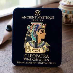 Pin de Solapa Ojo de Horus |   Broche con Símbolo de Protección Egipcio |   Esmalte duro con baño de oro antiguo |   Joyería Espiritual al por Mayor - Product Image 4