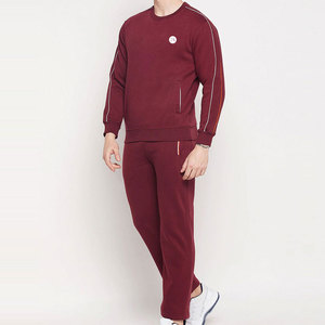 Ensemble de survêtement classique pour homme, idéal pour un style de vie décontracté, avec tissu doux au toucher et confort quotidien facile à porter. - Product Image 4