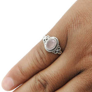 Joyería minimalista hecha a mano en plata de ley 925, anillo de boda bohemio y delicado con hermosa piedra de cuarzo rosa. - Product Image 2