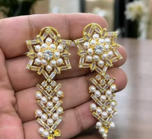 Juego de pendientes elegantes y brillantes con aspecto de perla a la moda, la mejor calidad con tono dorado, perfecto para bodas, ocasiones especiales, ropa moderna - Product Image 2