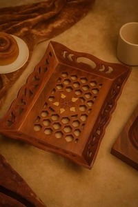 Plateau décoratif en bois fait main moderne, rectangulaire, design géométrique en nid d'abeille, style rustique, avec poignée, par UO INDIA - Product Image 4