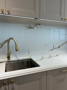 Dalles de comptoir en quartz Calacatta Loria – Surface en quartz de haute qualité pour intérieurs de luxe - Product Image 1