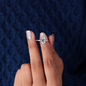 Anillo Solitario de Diamante Ovalado de 2 Quilates con Corte Antiguo, Engaste de Garra y Bisel, para Ella, Oro Blanco de 14k - Product Image 4