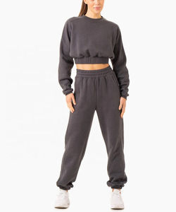 Ensemble de survêtement pour femme, durable et de haute qualité, avec pantalon de jogging délavé à l'acide et crop top oversize court, idéal pour l'hiver - Product Image 1