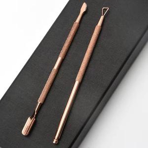 Juego de Herramientas de Metal de Doble Punta para Empujar Cutículas, Instrumento de Manicura Reutilizable con Acabado en Oro Rosa - Product Image 1