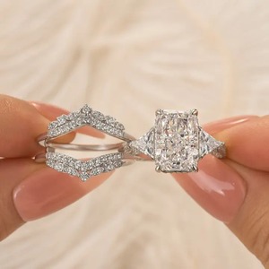 Anillo de Boda para Mujer de Plata de Ley 925 con Moissanita y Diamantes, Corte Radiante de 5.0 Quilates, Anillo de Banda Chapado en Oro de 4 Puntas - Product Image 3