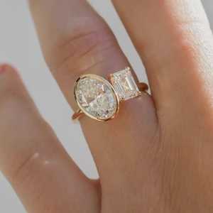แหวน Toi Et Moi เพชรเพาะเลี้ยงทรงรี 2.01 กะรัต และทรงเหลี่ยมมรกต 1.01 กะรัต ทองคำแท้ 14K ของขวัญสุดหรูสำหรับงานปาร์ตี้ - Product Image 2