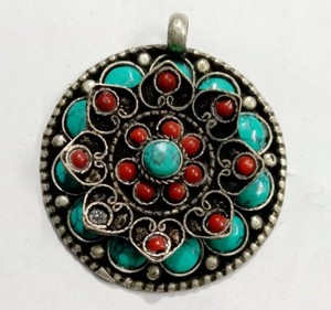 Pendentifs floraux sertis de pierres rondes - Product Image 2