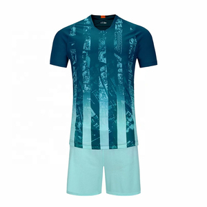 Conjunto de Camiseta y Pantalones de Fútbol Personalizados con Impresión por Sublimación Profesional y Elegantes Elementos Gráficos de Plumas - Product Image 1