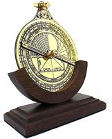 Plaque moderne Art Déco en laiton plaqué or de luxe, avec support en bois, thème Astrolabe, style Nautique Antique, pour la Fête Nationale, décoration intérieure