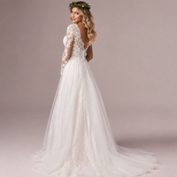 Robe de mariée élégante ivoire style bohème grande taille, col en V profond, manches longues, appliques en dentelle, coupe trapèze en tulle, traîne balayante, respirante
