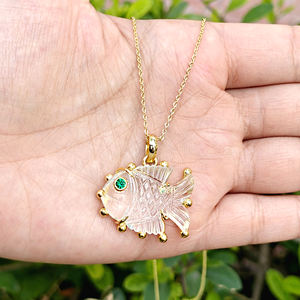 Collier chaîne inspiré par un designer, avec pendentif poisson en quartz cristal sculpté à la main, œil en émeraude CZ, plaqué or 18 carats, pour grossistes - Product Image 1