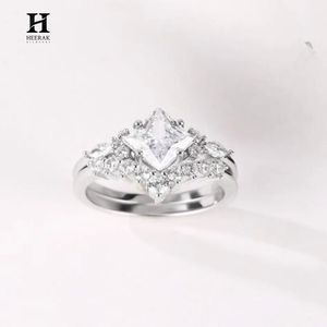 Anillo de compromiso de lujo con diamante de laboratorio talla princesa y conjunto de anillos apilables de boda de oro blanco de 14K con diseño de chevron curvo - Product Image 2