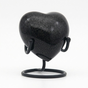 Urne funéraire décorative en granit noir craquelé en forme de cœur pour cendres, avec support en métal noir – Urne commémorative hautement polie - Product Image 1