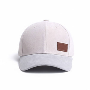 Casquette de baseball unisexe gris clair à 6 panneaux avec patch en cuir marron, chapeau décontracté ajusté pour adultes, couleur unie, matière en cuir - Product Image 1