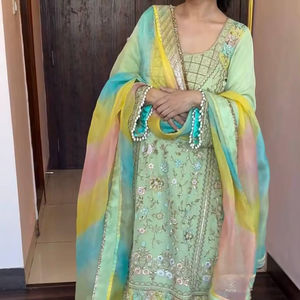 Ensemble haut et pantalon en faux georgette avec impression numérique lourde et travail de séquence, avec bordure en dentelle prête à l'emploi sur le dupatta - Product Image 1