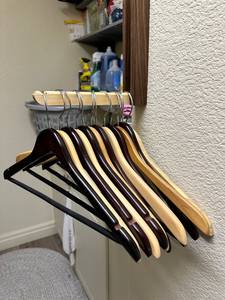 Estante de madera con múltiples ranuras para colgar perchas, soporte plegable de pared hecho a mano, organizador decorativo de lujo. - Product Image 5