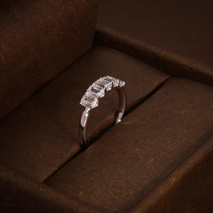 แหวนเพชรแล็บโกรว์ทรงเอเมอรัลด์ 5 เม็ด พร้อมใบรับรองและกล่องของขวัญ เครื่องประดับชั้นดีสำหรับผู้หญิง - Product Image 4