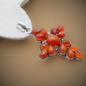 Pendentif croix en ambre plaqué argent – Collier religieux avec pierre précieuse orange – Bijoux de style vintage - Product Image 1