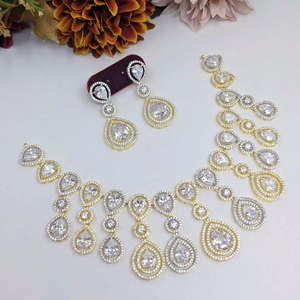 Ensemble collier et boucles d'oreilles en alliage ethnique plaqué or 2 tons pour femmes Bijoux de fête élégants pour mariage et occasions festives - Product Image 1