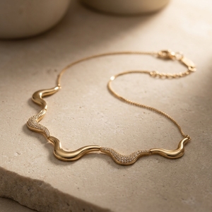 Collar Escultural con Cuello Ondulado y Diamantes Cultivados en Laboratorio con Corte Pavé, Chapado en Oro Amarillo de 14K, Joyería Elegante para Mujer - Product Image 2