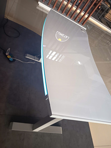 Escritorio eléctrico de altura ajustable con superficie de metal y vidrio templado, con tira de luz LED, puertos Tipo-C y USB para oficina en casa. - Product Image 6