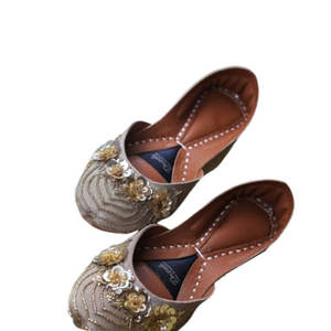 Khussa de Mujer de Alta Calidad Antideslizante y a la Moda con Suela Antideslizante y Parte Superior de Seda Cruda para Uso en Exteriores en Todas las Estaciones - Product Image 1