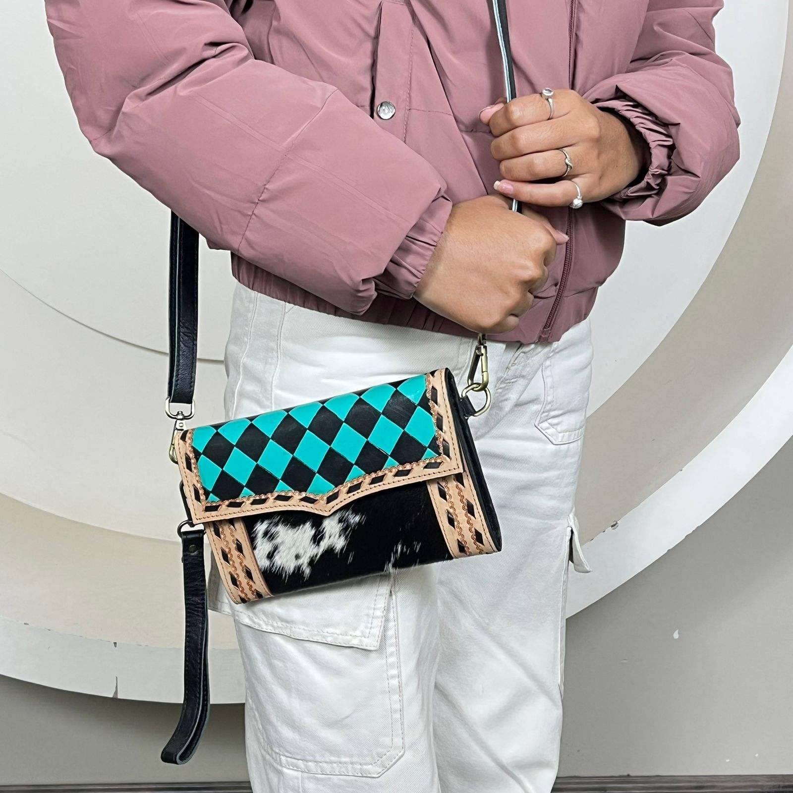 ลายตารางสีเทอร์ควอยซ์และดำ