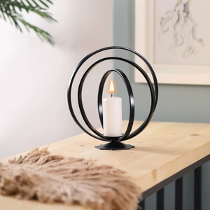 Porte-bougie en métal artisanal fabriqué par des artisans qualifiés pour une utilisation dans la décoration intérieure traditionnelle et contemporaine - Product Image 1