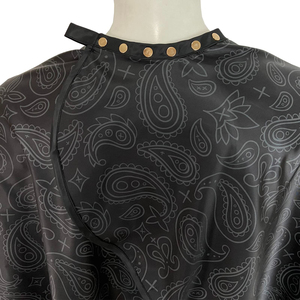 ผ้าคลุมตัดผมโพลีเอสเตอร์กันน้ำระดับมืออาชีพ พิมพ์ลายแบบซับลิเมชั่นตามสั่ง ปิดคอได้ ขนาดใหญ่ สำหรับช่างทำผม - Product Image 2