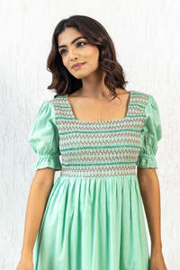 Robe midi smockée vert pastel, style bohème, vert menthe, col carré, manches bouffantes, brodée, coupe trapèze ample, en coton tissé, pour l'été - Product Image 3