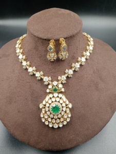 Ensemble de bijoux Amaira Jewels en argent plaqué or avec pierres Polki, design floral, collier et boucles d'oreilles ethniques classiques pour femmes, pour mariage - Product Image 1