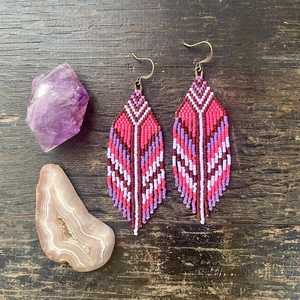 Boucles d'oreilles pendantes faites à la main avec franges de perles de rocaille, style bohème, motif floral rose et violet, longues pampilles, plumes et perles - Product Image 1