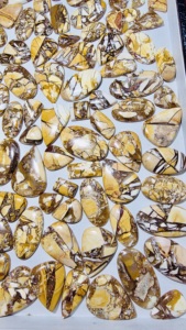 Jaspe Mookaite Brecciado Natural, Cabujón Tallado en Pera, Gema Suelta para Joyería, Pulido en Amarillo, Blanco y Marrón - Product Image 4