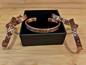 Oferta Especial: Brazalete Terapéutico de Cobre Pulido para Alivio del Dolor de Artritis, con Diseño Retorcido y Grabado para la Sanación y el Bienestar - Product Image 4