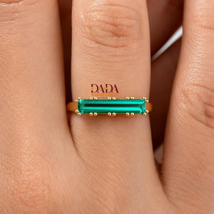 แหวนหมั้นเพชรทรงบาแก็ตต์ทองคำแท้ 14K แบบสั่งทำพิเศษ เพชรเพาะเลี้ยง ได้รับการรับรองจาก IGI เครื่องประดับหรูหราแบบมินิมอล สามารถสวมซ้อนกันได้ - Product Image 1